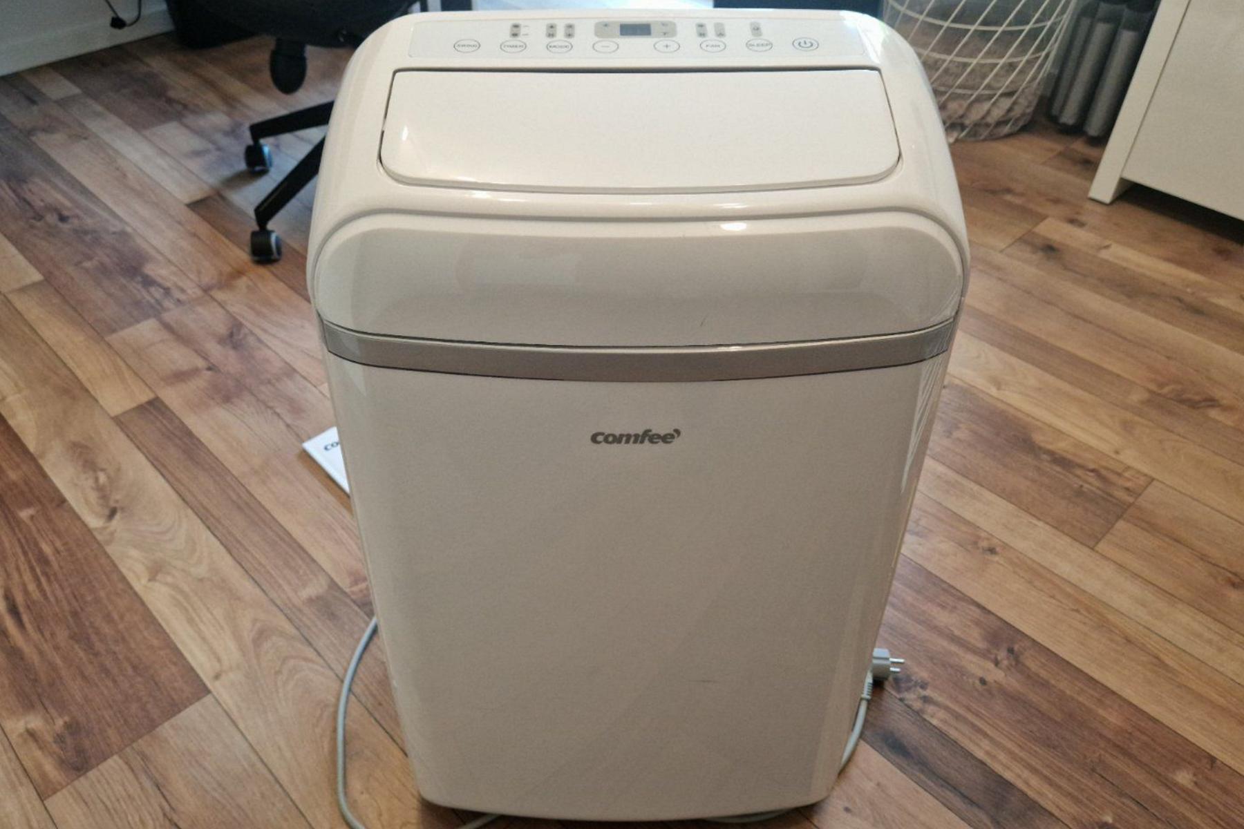 Der Comfee Eco Cool 2.9 mobile Klimaanlage steht auf dem Boden im Büro.